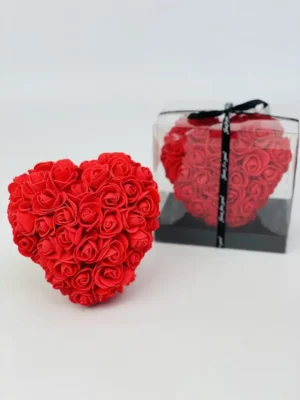 Cœur en roses artificielles